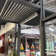 Pórtico metálico com brises na entrada de loja em shopping